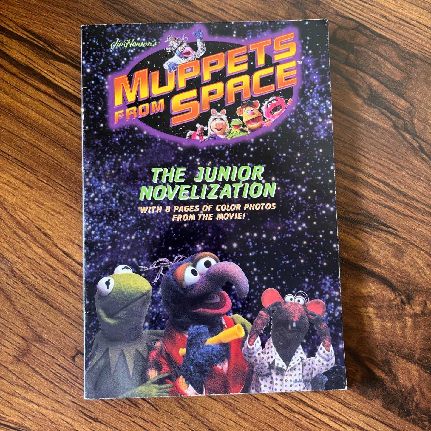 Muppets From Space Junior Novelization . A 1999 Jim Henson paperback bringing Gonzo’s wild space adventure to life with late 90s movie tie-in fun!