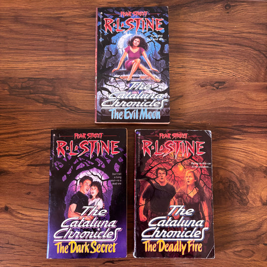 Get the complete Fear Street: The Cataluna Chronicles trilogy by R.L. Stine, featuring Evil Moon, Dark Secret, and Deadly Fire. This 1995 Archway Paperbacks edition is perfect for fans of R.L. Stine’s classic teen horror and collectors of vintage Fear Street books.