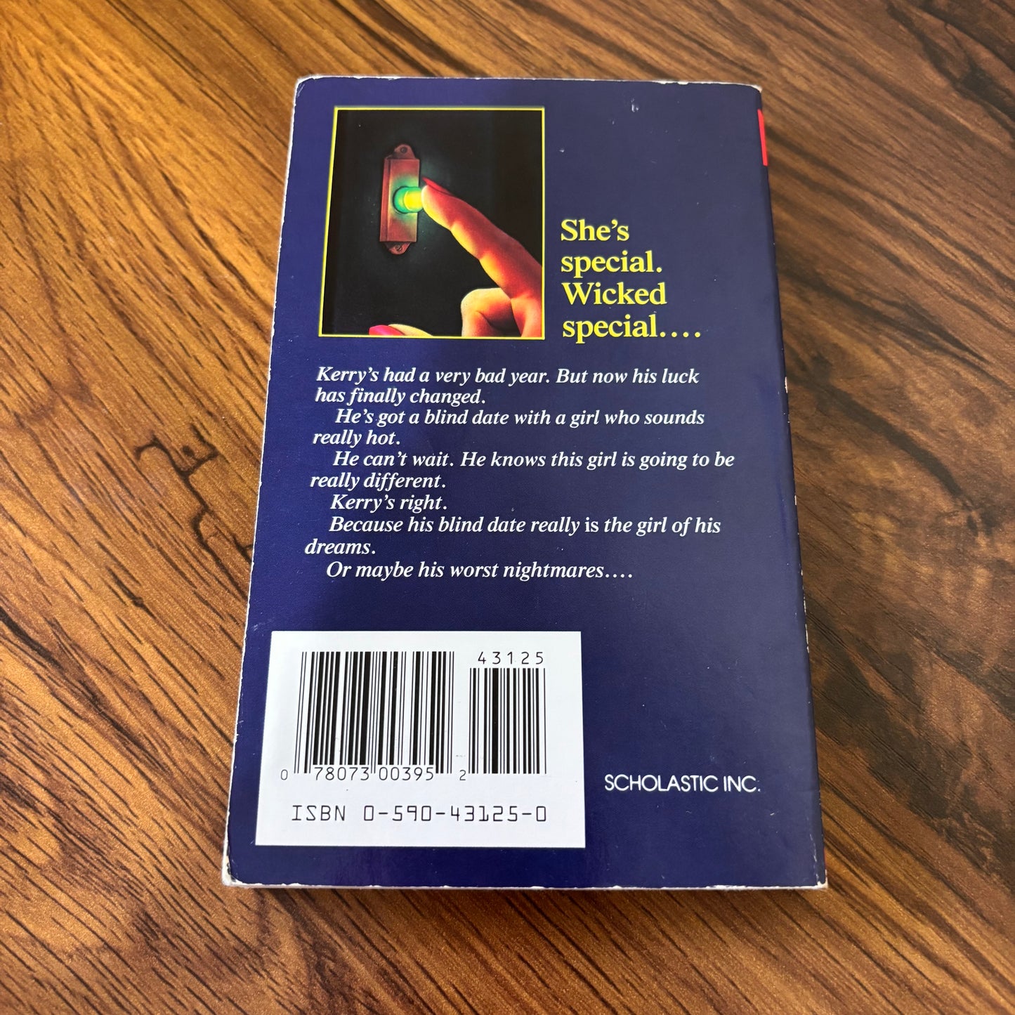 Vintage YA thriller Blind Date by R.L. Stine featuring a hand pressing a glowing doorbell on the cover, a suspenseful teen horror paperback with classic 1980s scary book appeal.