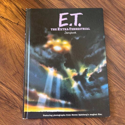 1982 hardcover storybook adaptation of E.T. The Extra-Terrestrial by William Kotzwinkle. Classic 80s movie tie-in book with full-color photos and retro storytelling straight from the film.