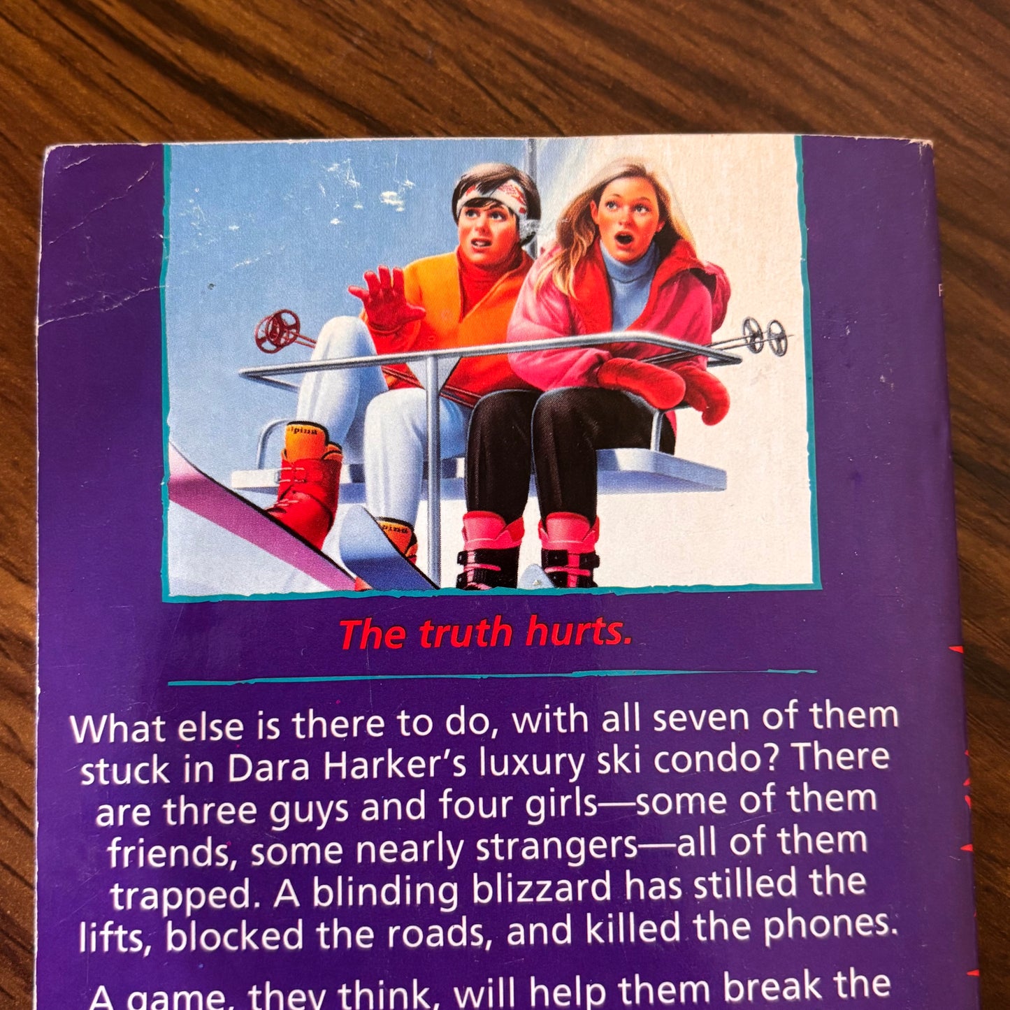 Fear Street ski lodge horror book Truth or Dare, with characters stranded in a luxury ski condo during a blizzard while a dangerous game exposes secrets and fear.