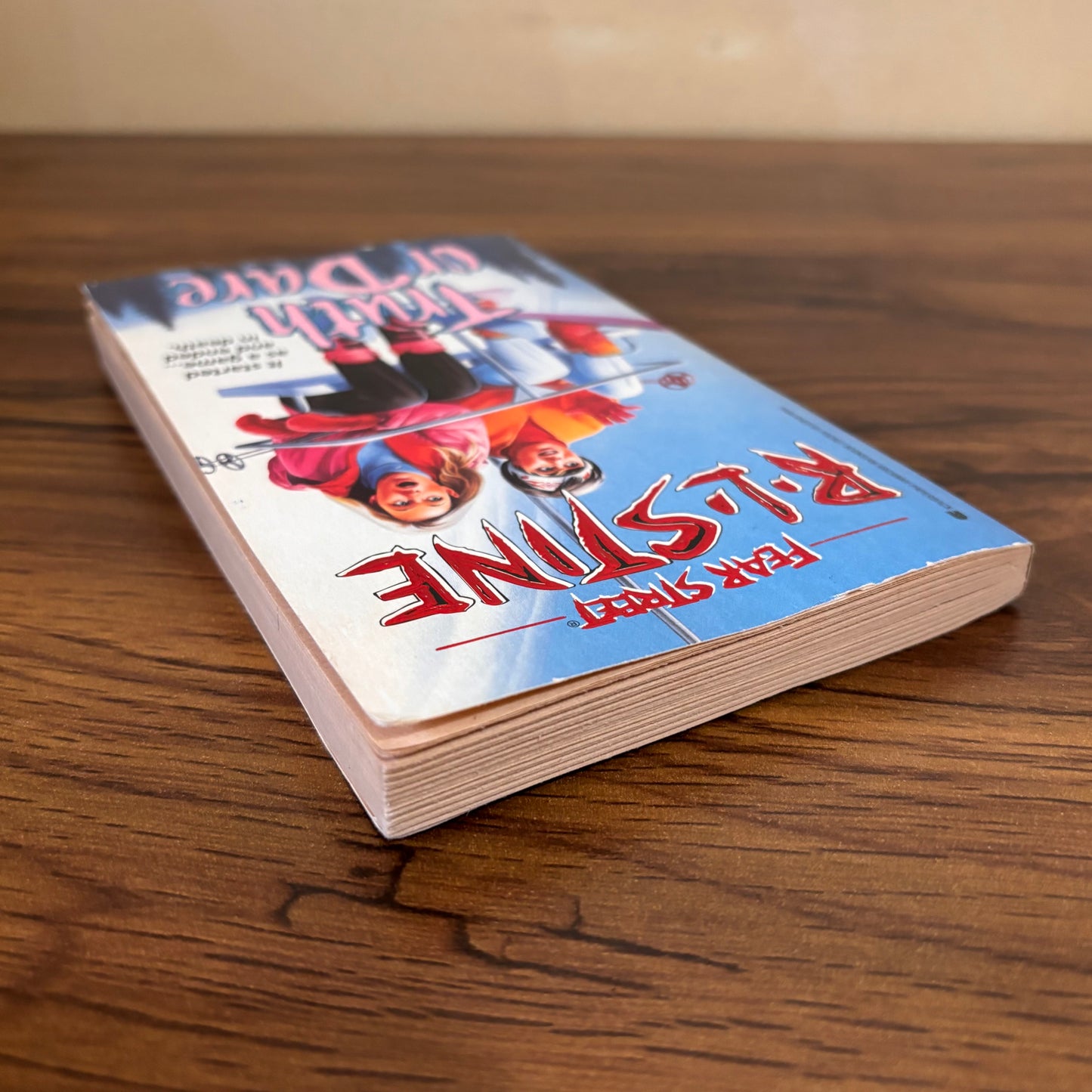 Fear Street Truth or Dare Archway book featuring a ski trip gone wrong, with a stranded group, winter thriller setting, and the tagline “It started as a game... and ended in death.”