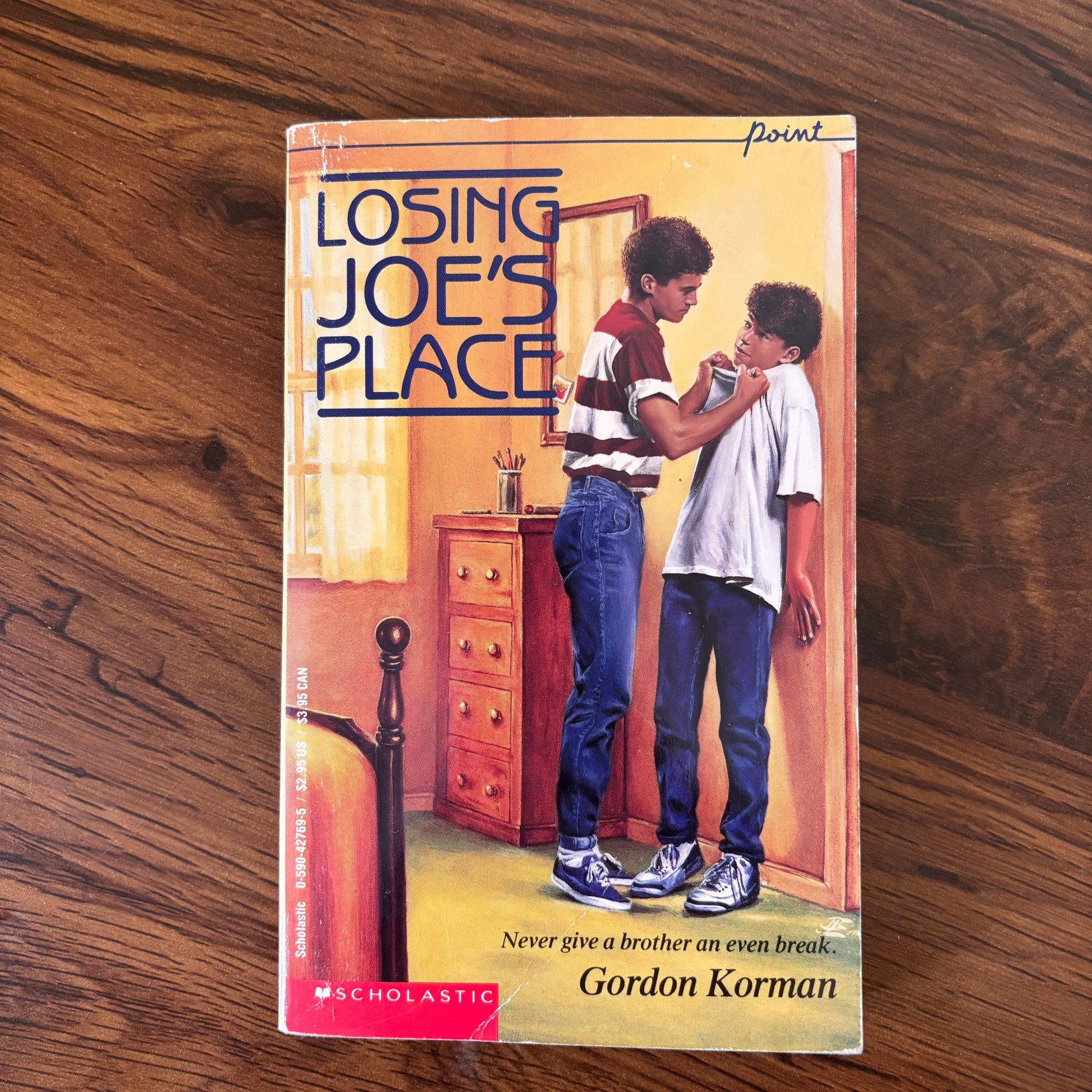 1990 flat cover of Losing Joe’s Place by Gordon Korman. A hilarious teen chaos paperback from the golden age of Point fiction