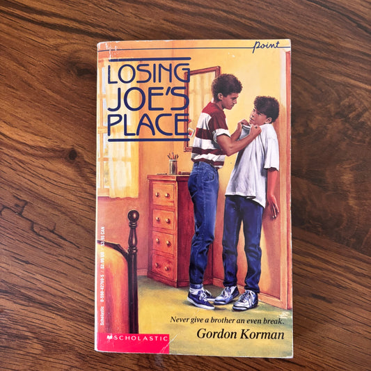 1990 flat cover of Losing Joe’s Place by Gordon Korman. A hilarious teen chaos paperback from the golden age of Point fiction