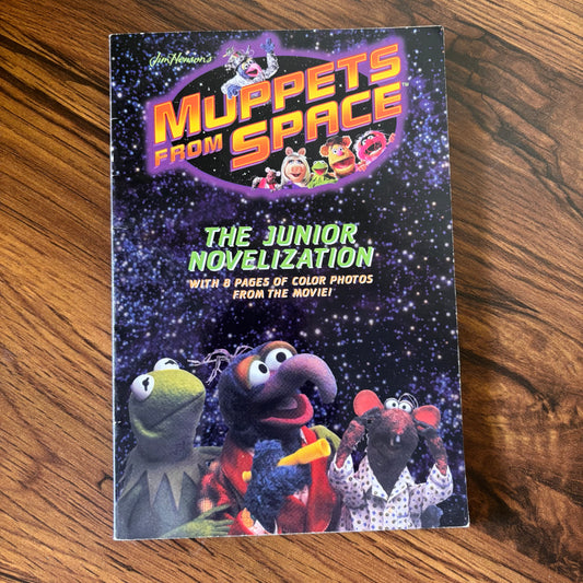 Muppets From Space Junior Novelization . A 1999 Jim Henson paperback bringing Gonzo’s wild space adventure to life with late 90s movie tie-in fun!