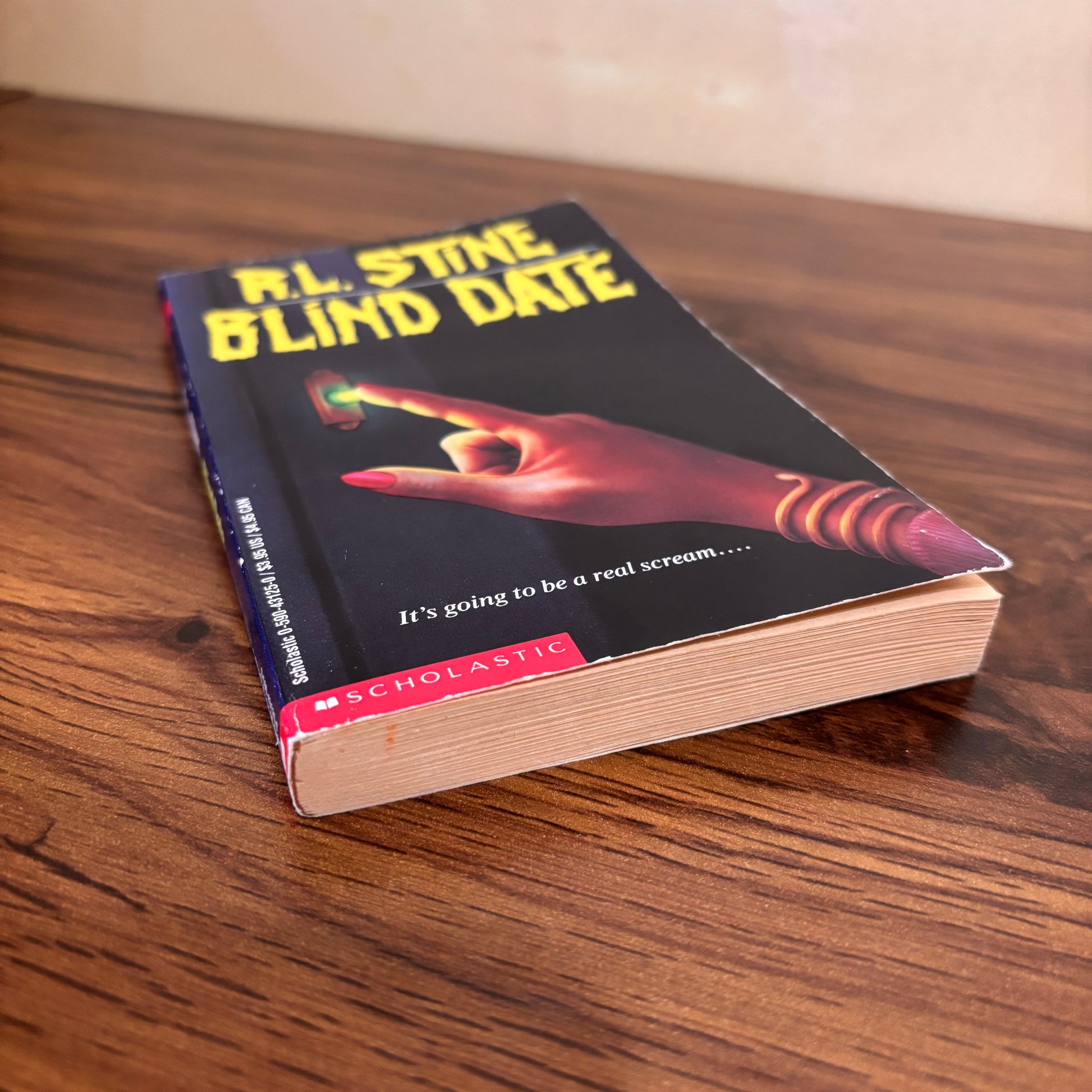 R.L. Stine Blind Date paperback about Kerry, a school accident, ruined reputation, and a blind date that turns into something terrifying, perfect for collectors of vintage teen suspense.